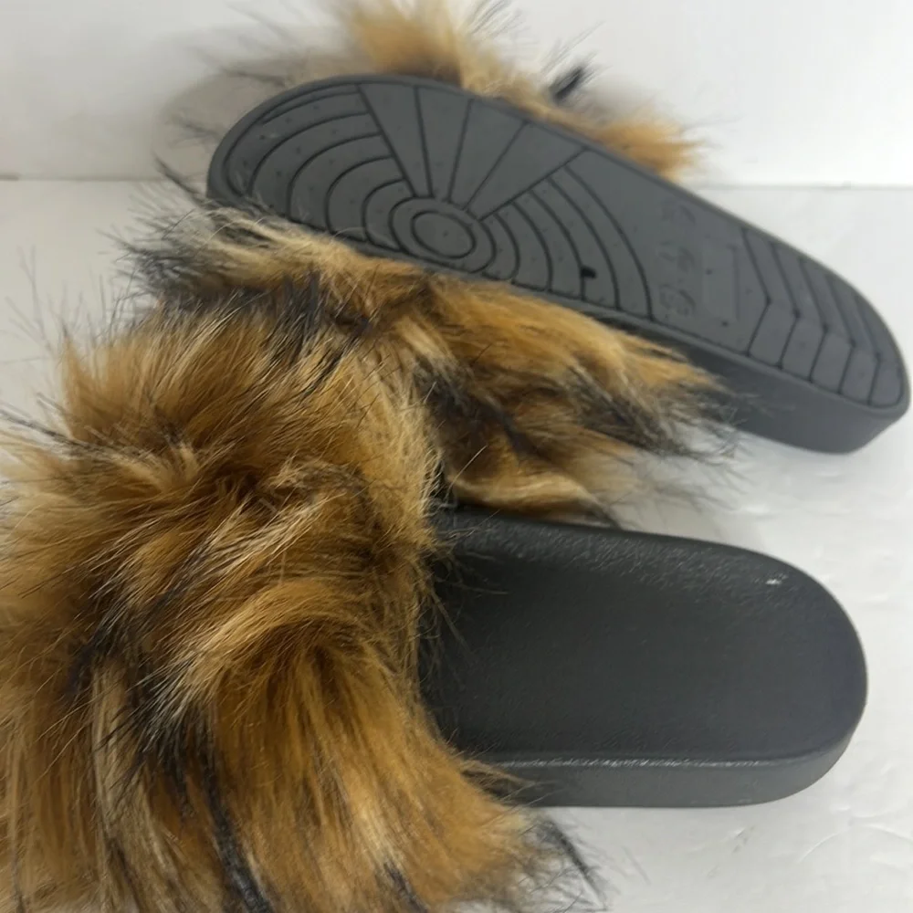 WOMANS FURRY SLIP ON SANDALS SIZE 7